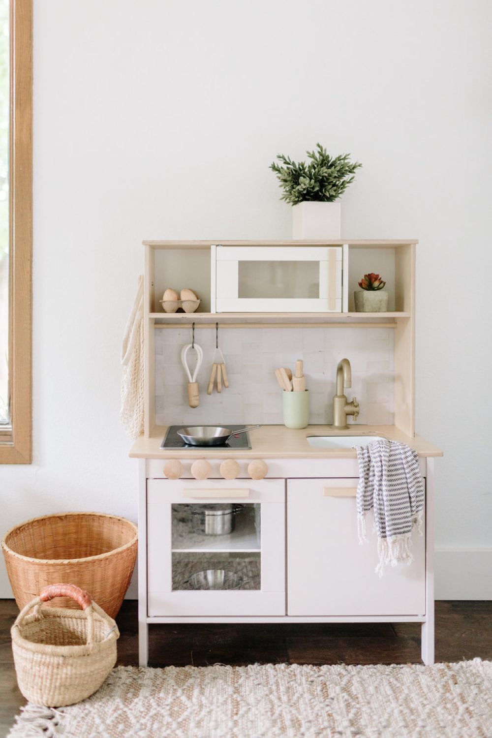 Lasten minikeittiö kaapista 